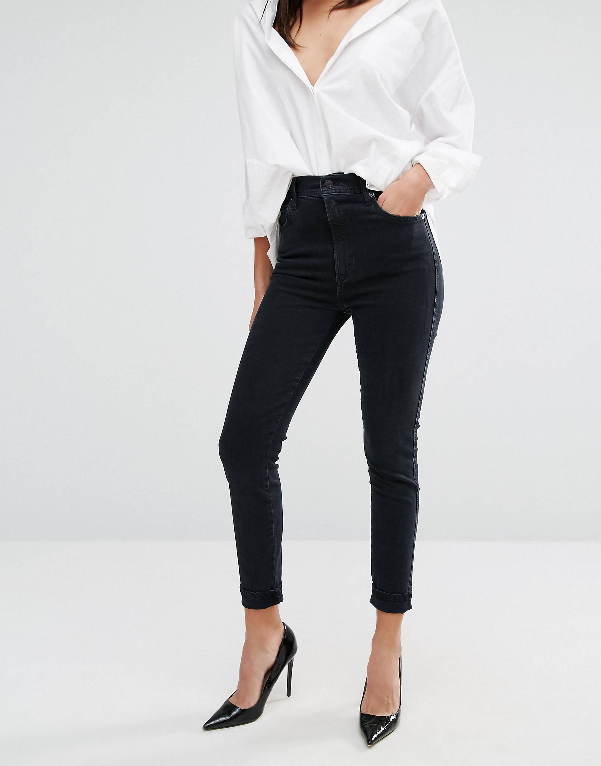 Черные брюки и блузка. Джинсы с черной блузкой. Белые джинсы с черной блузкой. Черные укороченные джинсы женские. Черная блузка и белые штаны.