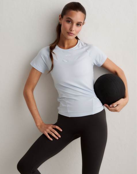 Aim'n - Aura - Zacht basic T-shirt met korte mouwen in aura - view 1