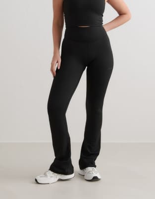 Aim'n - Black Monochrome Core - Ausgestellte Leggings in Schwarz