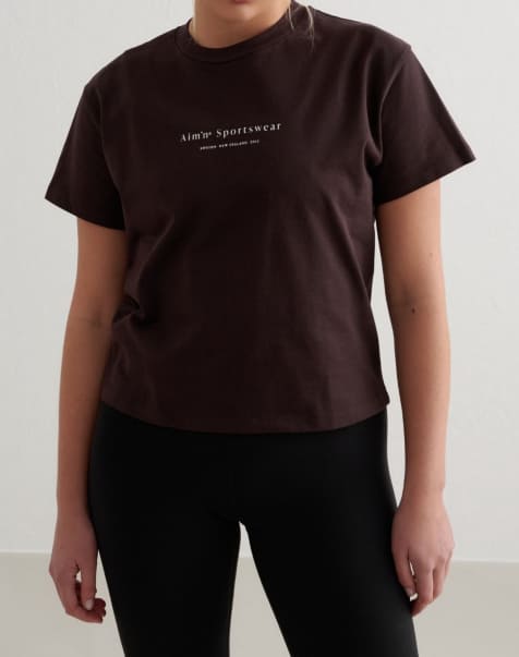 Aim'n - Cacao - Brun T-shirt med tekst-print i serif-design og firkantet pasform - view 1