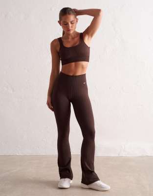 Aim'n - Cacao - Gerippte, nahtlose und ausgestellte Leggings in Braun