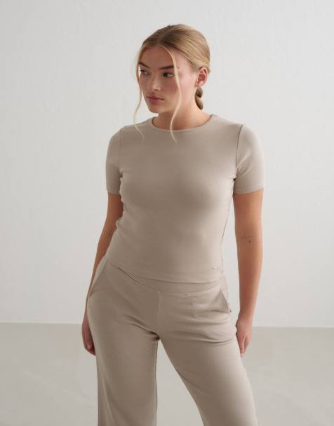 Aim'n - Ease - Geribbeld T-shirt met korte mouwen in beige - view 1