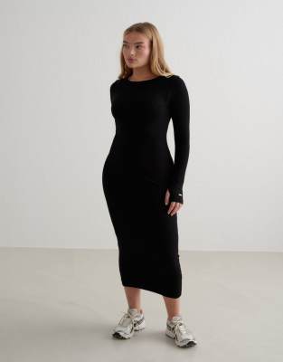 Aim'n - Ease - Geripptes, langärmliges Kleid in Schwarz
