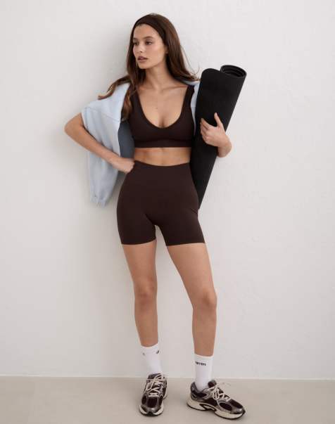 Aim'n – Formende, nahtlose Hotpants in Schokobraun - view 1