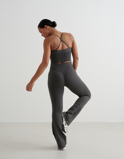 Aim'n – Formendes, nahtloses Bustier in Schattengrau mit überkreuzten Rückenträgern, 3 von 4