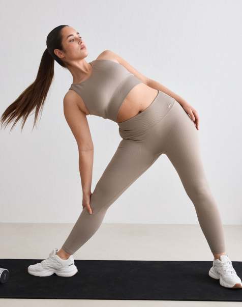 aim'n – Gerippte, nahtlose Leggings in dunklem Lehmbeige - view 1