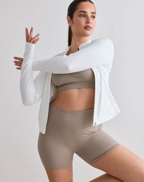 aim'n – Gerippte, nahtlose Midi-Shorts in dunklem Lehmbeige - view 1