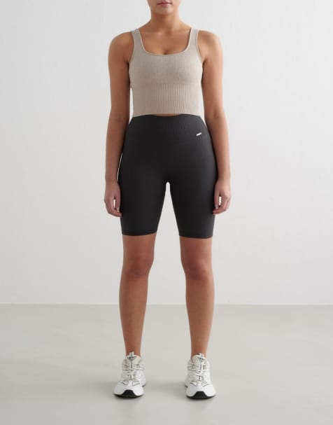 Aim'n – Geripptes, nahtloses Bustier und Hose in Beige Melange mit figurformendem Design - view 1