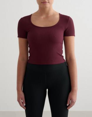 Aim'n - Geripptes Performance-T-Shirt in Kirschrot