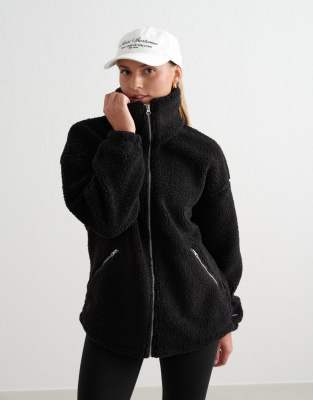 Jacke aus Teddyfell in Schwarz mit durchgehendem Reißverschluss und Stehkragen Schwarz 38