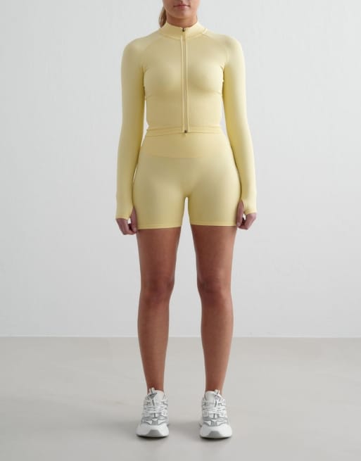 Aim'n – Mellow – Formende, nahtlose Hotpants in Hellgelb