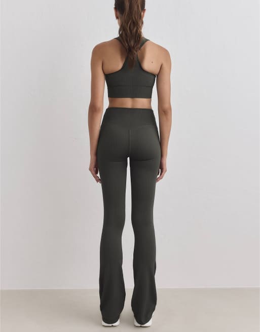 Aim'n mørkegrønne ribstrikkede sømløse flare tights, 2 af 4