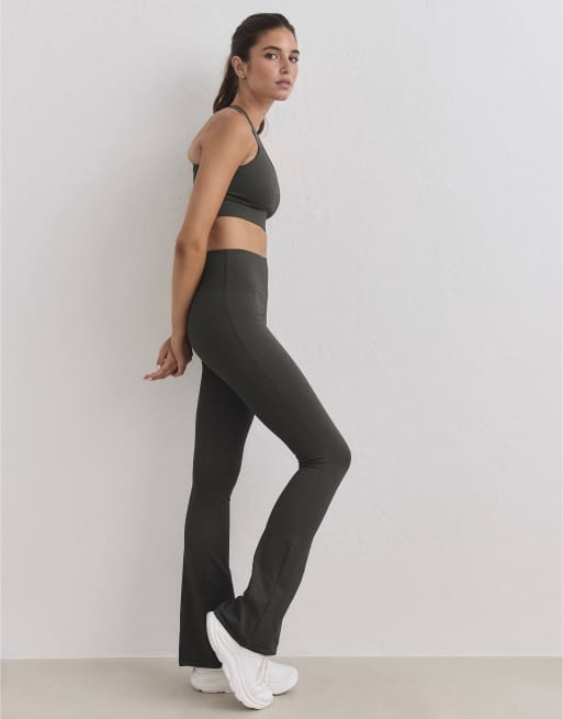 Aim'n mørkegrønne ribstrikkede sømløse flare tights, 3 af 4