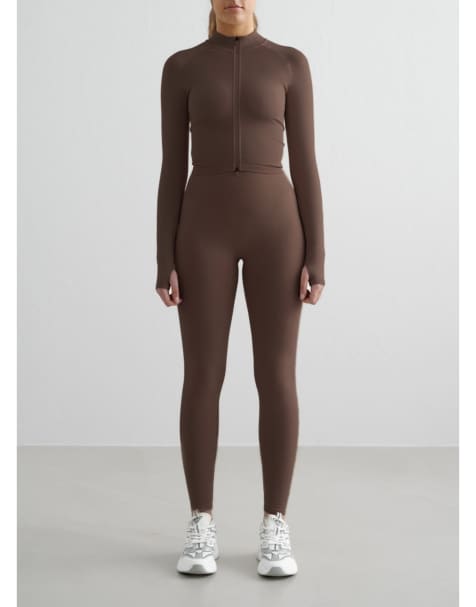 Aim'n – Nahtlose, figurformende Jacke in Macchiato-Braun mit Reißverschluss - view 1