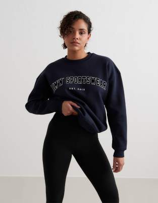 Aim'n - Navy Varsity - Sweatshirt in Blau im College-Stil