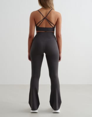 Aim'n – Sense – Träger-BH und Hose in Shadow Grey | ASOS