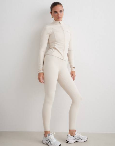 Aim'n – Set in Sand mit figurformenden Leggings und BHs - view 1