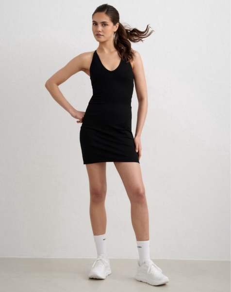 Aim'n – Shape – Nahtloses Kleid in Schwarz mit tiefem Ausschnitt - view 1