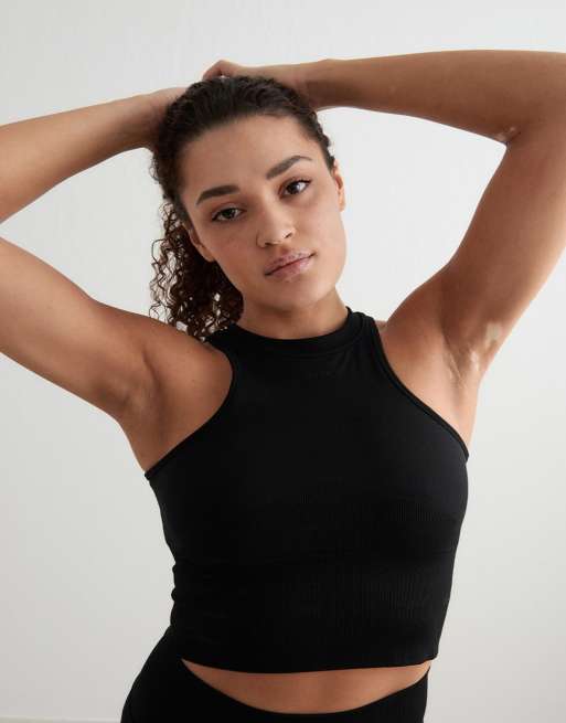Aim'n – Shape Seamless – Nahtloses Oberteil in Schwarz mit Racer-Design vorne
