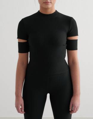 Aim'n - Sportliches, geripptes Bustier in Schwarz mit Zierausschnitten