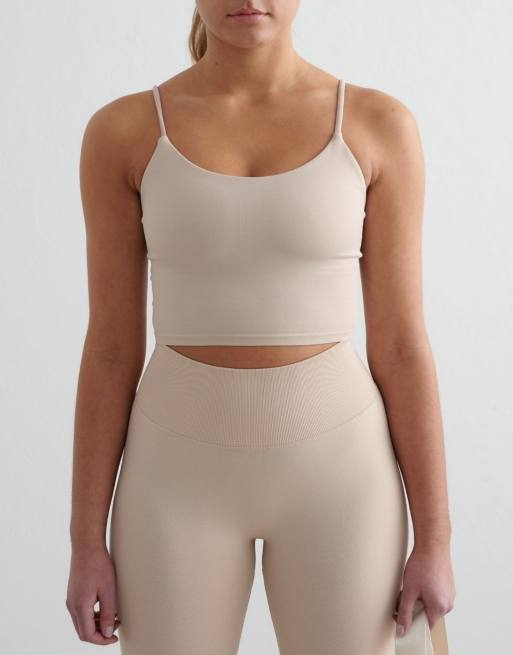 Aim'n - Vormgevende naadloze camitop in klei beige