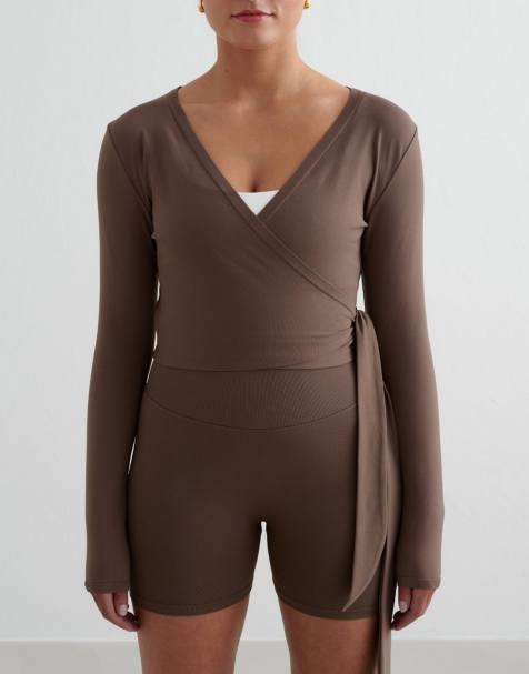 Aim'n - Vormgevende naadloze top met lange mouwen en overslag in macchiato - view 1