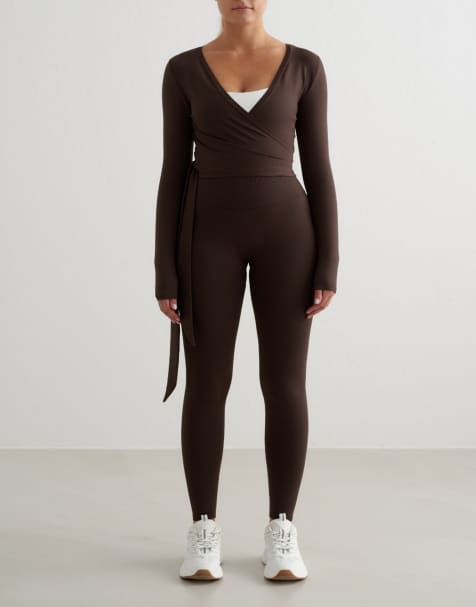 Aim'n - Vormgevende naadloze top met overslag en lange mouwen in chocoladebruin - view 1