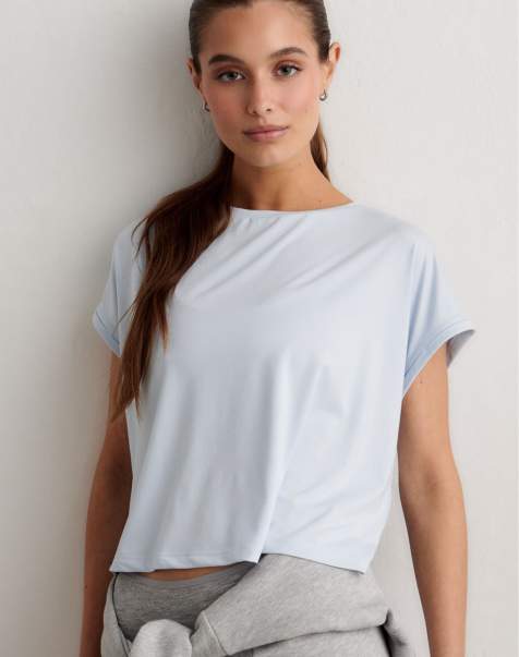 Aim'n - Zachte basic top met omgeslagen mouwen in lichtblauw - view 1