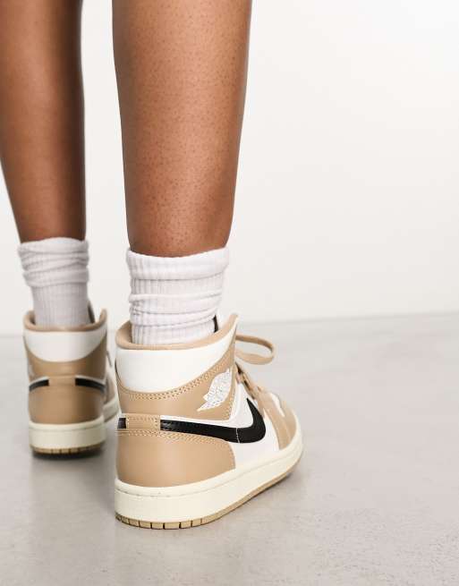 Air Jordan 1 Mid Sneakers in gebroken wit en desert ASOS