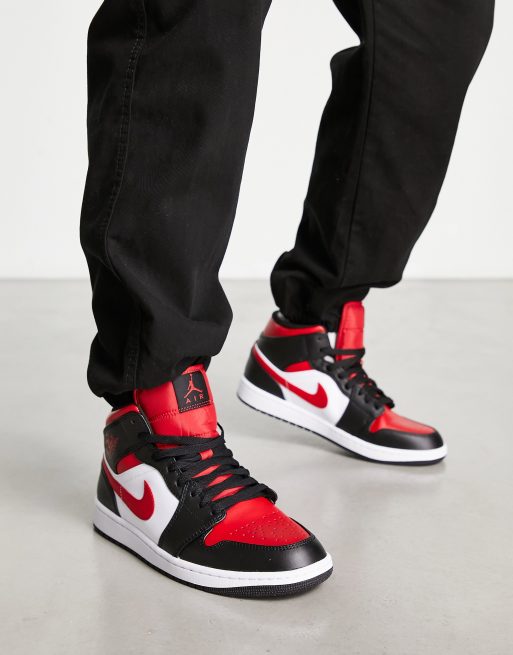 Air Jordan 1 Mid Sneakers in gym rood wit zwart