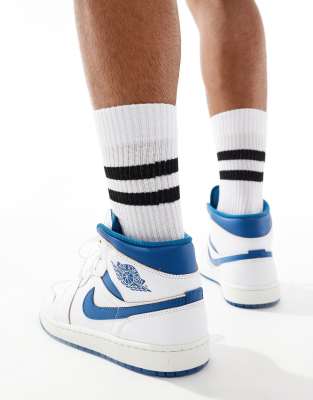 Air Jordan Mid Sneakers in wit en blauw ASOS