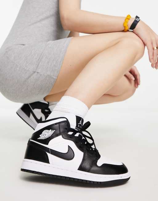 Air Jordan 1 Mid Sneakers voor dames in wit en zwart