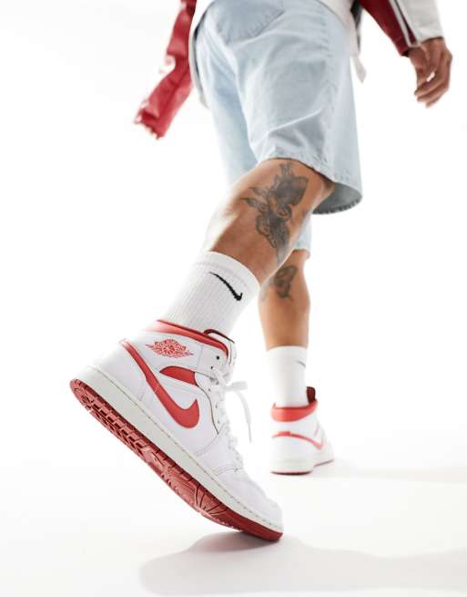 Nike air jordan 1 2025 mid trainers in white/red