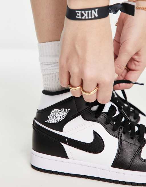 Air Jordan 1 Mid womens trainers in white and black