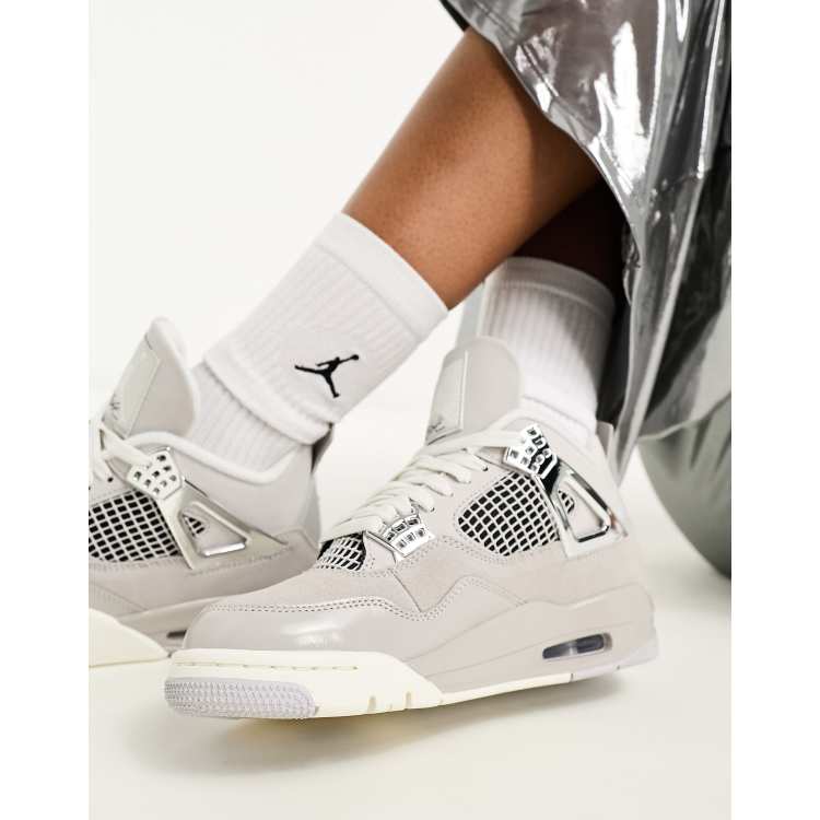 Air Jordan 4 Retro Sneaker in hellem Eisengrau und Silber ASOS