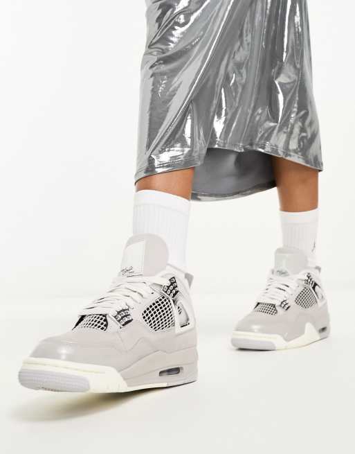 Air Jordan 4 Retro Sneaker in hellem Eisengrau und Silber ASOS