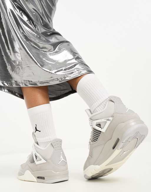 Air Jordan 4 Retro Sneaker in hellem Eisengrau und Silber ASOS