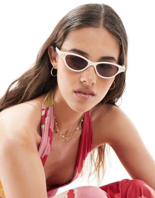 Aire - Cabeles - Schmale Cateye-Sonnenbrille in Wollweiß
