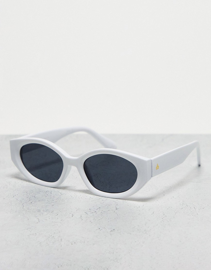 AIRE mensa sunglasses with smokey lens in white