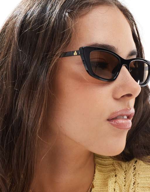 Aire – Titania – Svarta, smala solglasögon i cat eye-modell med bruna glas, 2 av 3