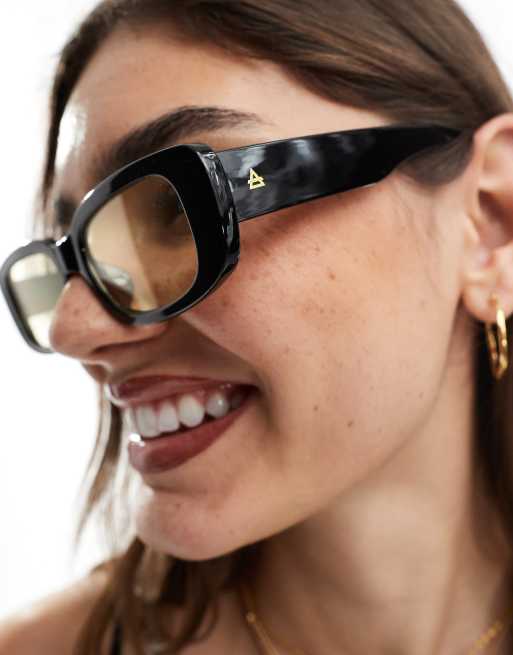 AIRE X ASOS – Ceres – Svarta rektangulära solglasögon med gula glas, 3 av 4