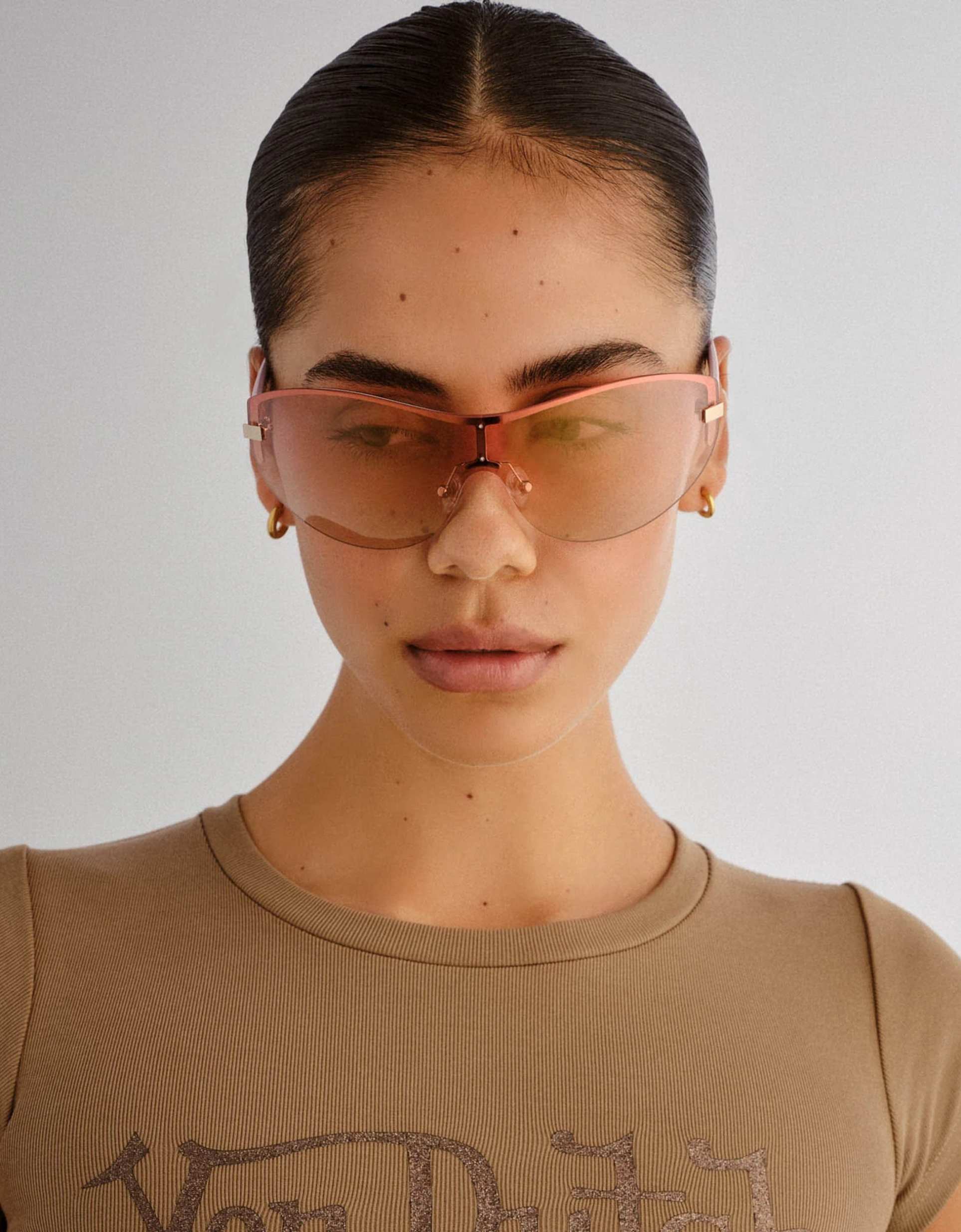 aire x von dutch bombshell visor sunglasses in baby pink tint