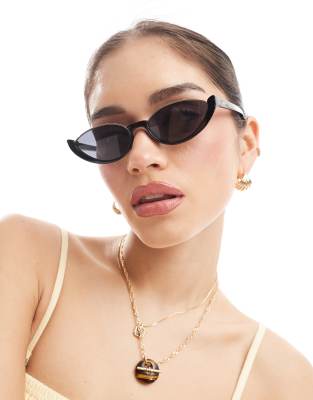 AJ Morgan - Schmale Cat-Eye-Sonnenbrille aus Metall in Schwarz