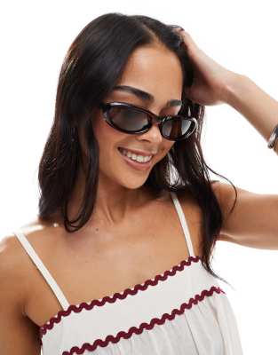 Thumbnail - AJ Morgan - Schmale Wraparound-Sonnenbrille in Braun-Rot