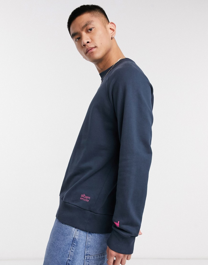 Albam Utility - Marineblå sweatshirt med mærke