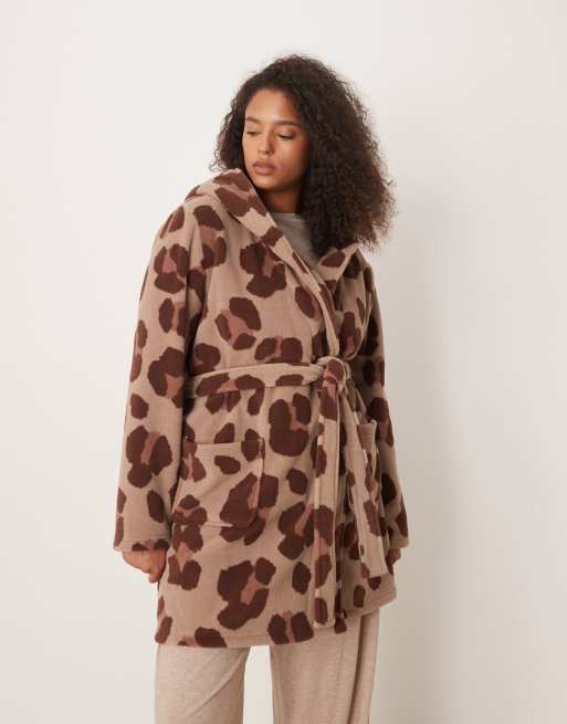 Albornoz corto con estampado de leopardo de felpa microtexturizada de ASOS DESIGN Curve, 4 de 4