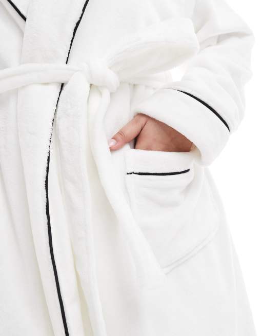 Albornoz midi blanco de felpa muy suave premium de ASOS DESIGN Curve, 4 de 5