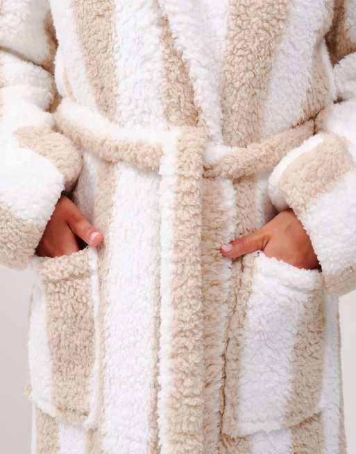 Albornoz midi marrón visón a rayas con capucha de sherpa grueso de Loungeable, 4 de 5