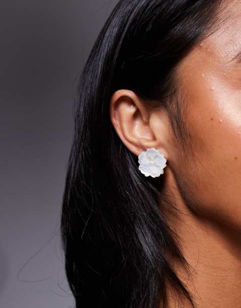 ALDO – Camelliaa – Pärlfärgade stiftörhängen med blomdesign - view 1