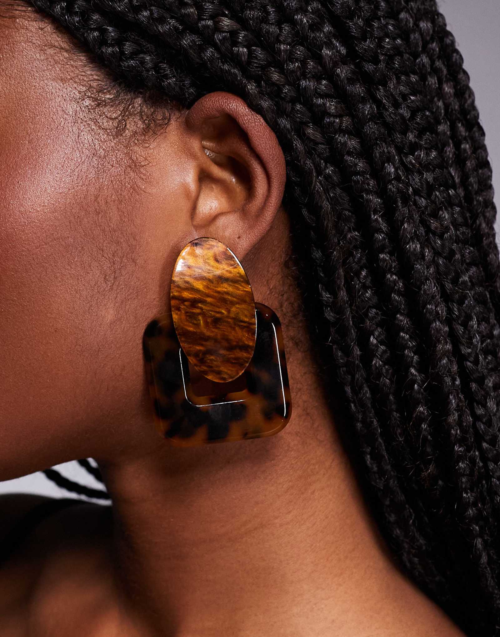 Эффектная серьга-гвоздик ALDO glamtort из коричневого черепахового панциря